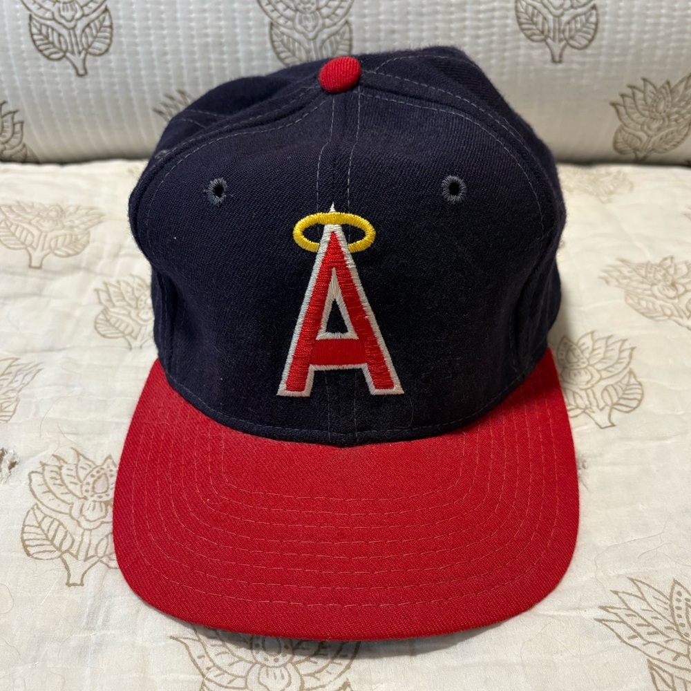(Sold) Vintage 100% wool fitted angels hat - 80s/90s
